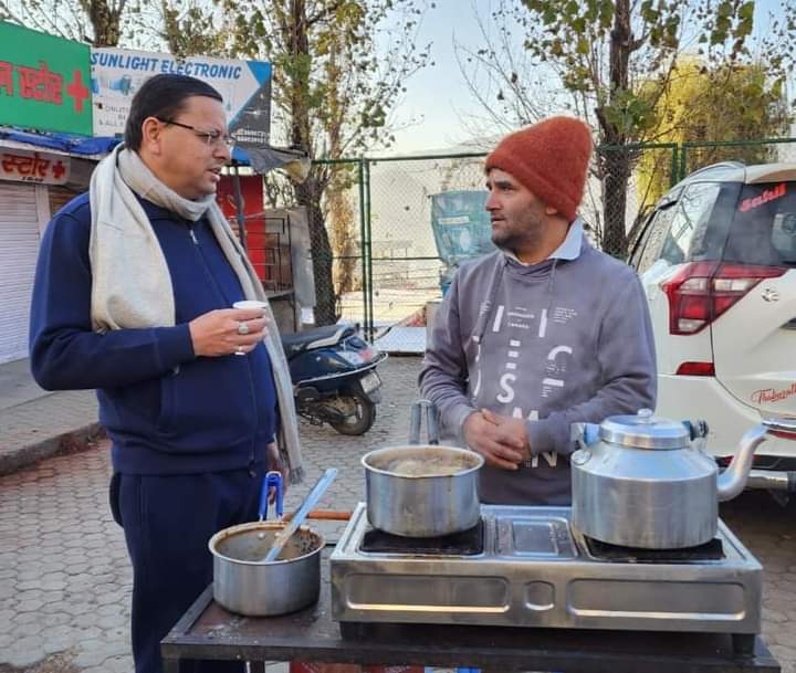 Pushkar Dhami: सीएम धामी ने लिया चाय की चुस्की का आनंद