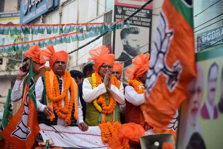 Pushkar Dhami: सीएम धामी ने दिल्ली नगर निगम चुनाव में किया भाजपा के लिए प्रचार