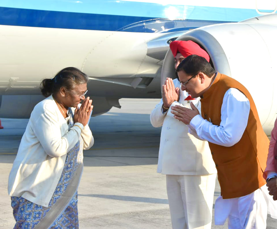 Pushkar Dhami: जौली ग्रांट एयरपोर्ट पर राष्ट्रपति का मुख्यमंत्री ने किया स्वागत
