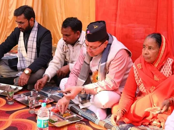 Pushkar Dhami: टनकपुर में सीएम धामी ने स्थानीय लोगों के साथ बैठकर किया भोज