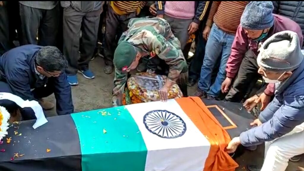 शहीद रविंद्र थापा का सैनिक सम्मान से अंतिम संस्कार