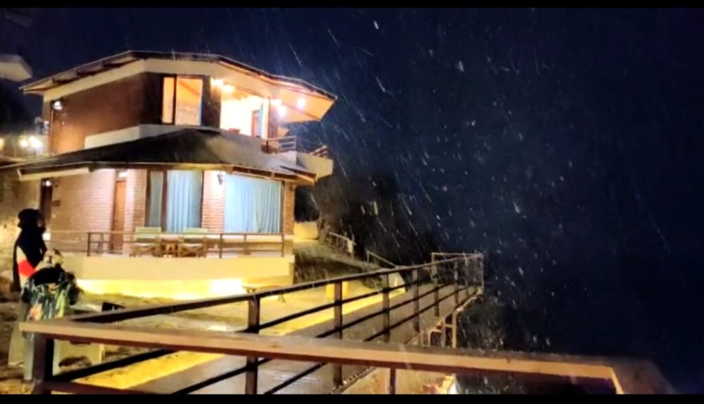 Auli Snow: नए साल से पहले ही औली में बर्फबारी, सैलानियों की मुराद पूरी