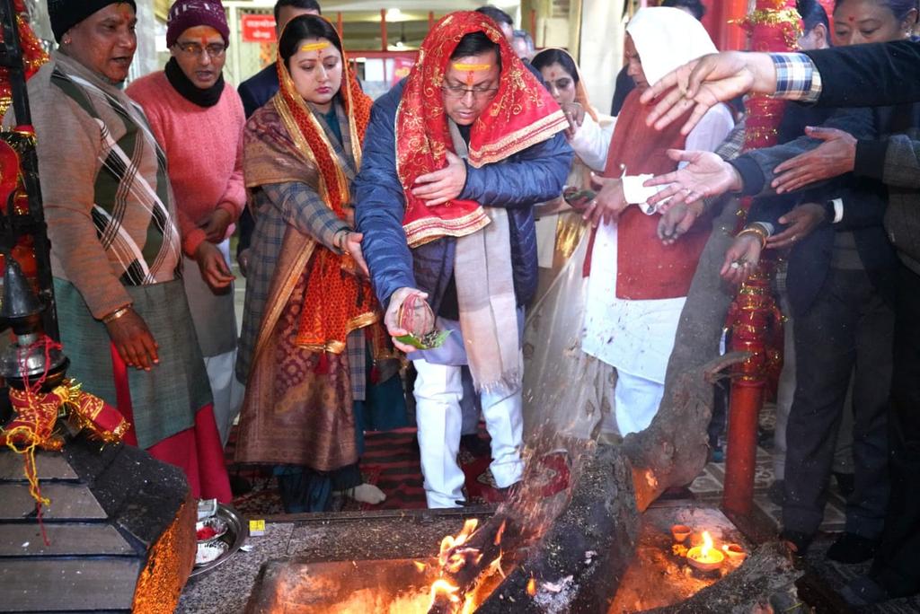 CM Dhami: सीएम पुष्कर सिंह धामी ने डाट काली मंदिर में की पूजा-अर्चना, प्रदेश की खुशहाली की कामना