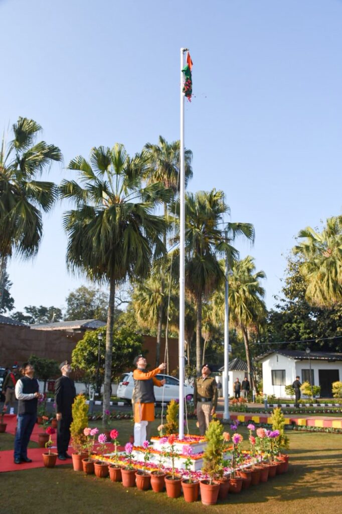 CM Dhami: सीएम धामी ने दी गणतंत्र दिवस की बधाई, सीएम आवास पर ध्वजारोहण