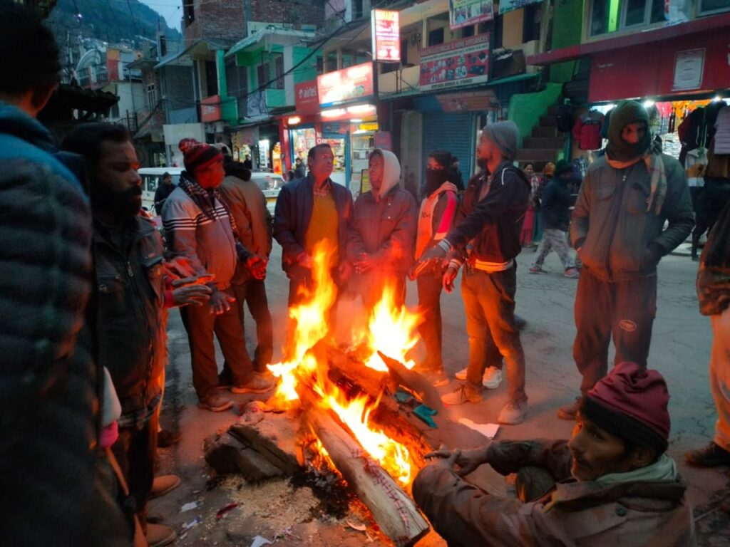 Laksar News: नगर पालिका ने नहीं जलाए अलाव, सर्द मौसम में गरीब बेहाल