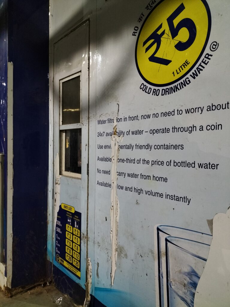 Water Vending Machine: शोपीस बनकर रह गई मशीनें, रेलवे बेखबर