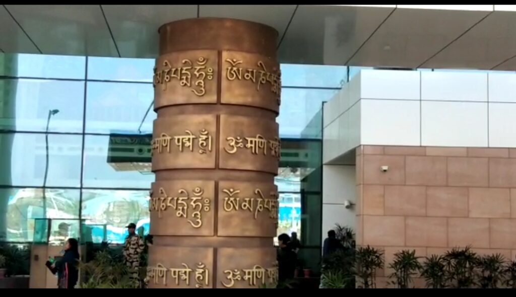 Shankracharye: जौलीग्रांट एयरपोर्ट के खंभों पर हिंदू धर्म के प्रतीक चिन्ह क्यों नहीं शंकराचार्य?