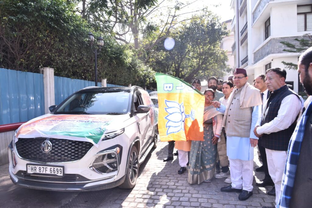Pushkar Dhami: सीएम धामी ने राहत सामग्री के वाहनों को दिखाई हरी झंडी