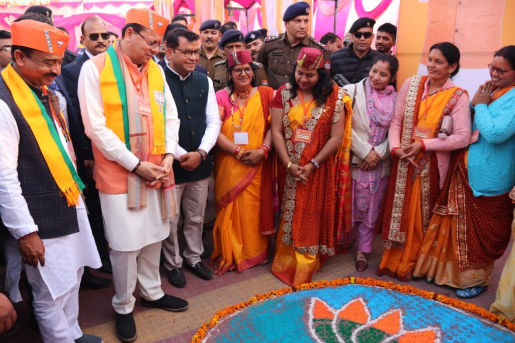Pushkar Dhami: खटीमा में मुख्यमंत्री धामी ने किया प्रदर्शनी का उद्घाटन
