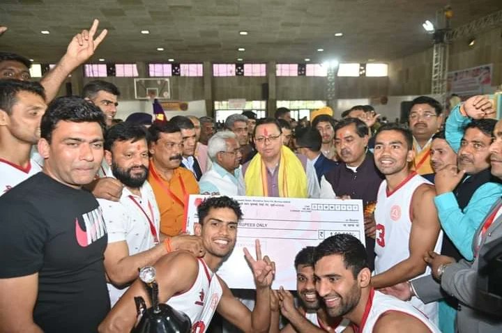 Pushkar Dhami: सीएम धामी ने किया खिलाड़ियों को सम्मानित