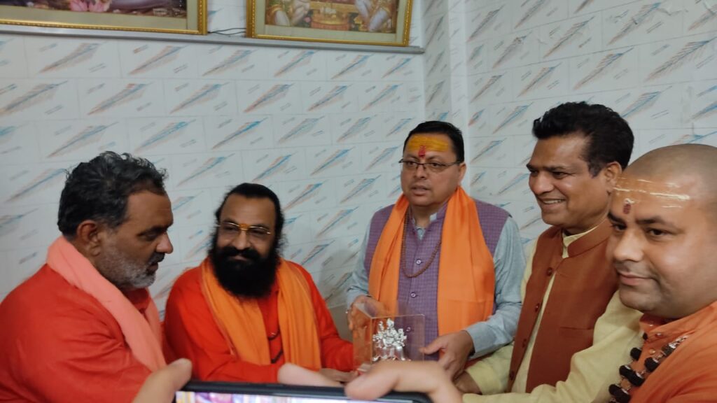 Haridwar CM Dhami: सीएम धामी ने हरिद्वार के आश्रम में पूजा अर्चना कर की खुशहाली की कामना
