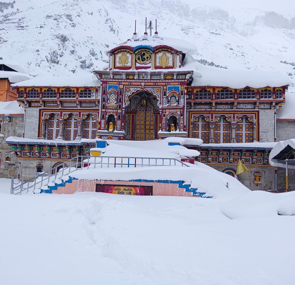 Badrinath Snow: बद्रीनाथ धाम में जम गई 5 फीट बर्फ