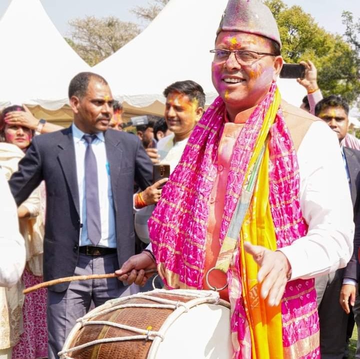 CM Dhami Holi: होली पर मुख्यमंत्री ने बजाया ढोल, कलाकारों के साथ किया डांस