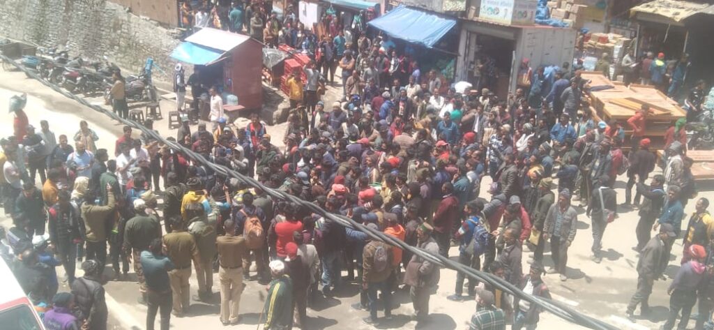 Kedarnath Yatra: घोड़ा-खच्चर संचालकों ने सोनप्रयाग में लगाया हाइवे पर जाम