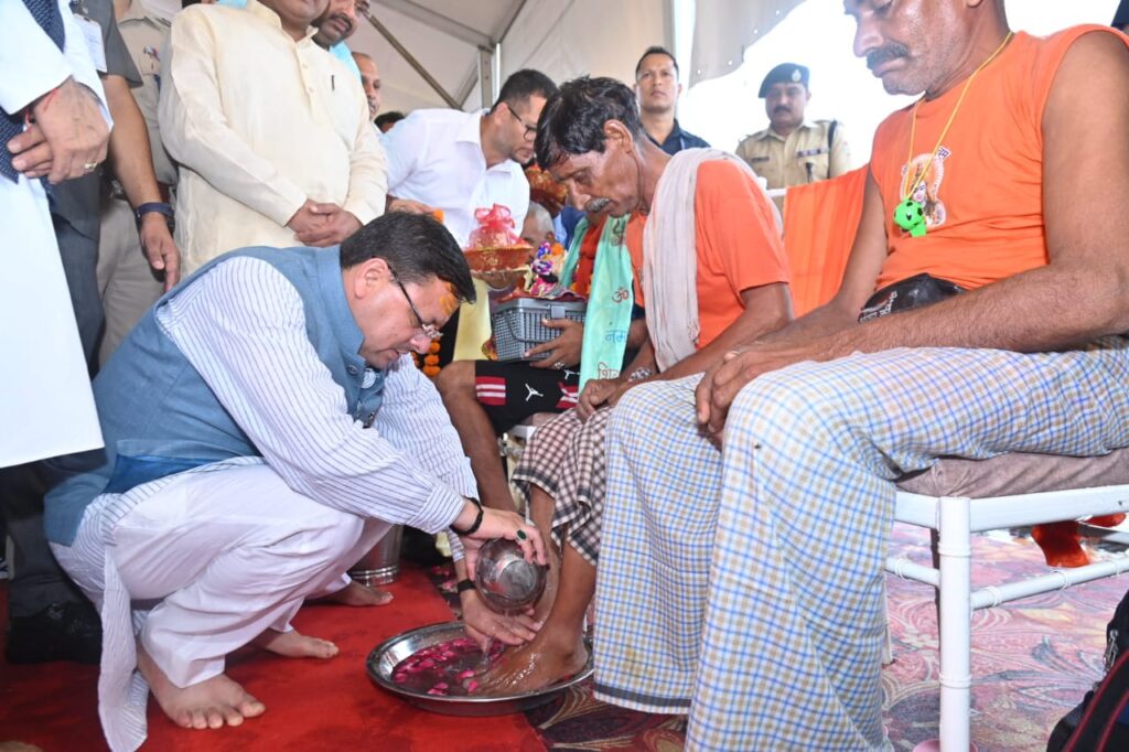 Kanwar Yatra: सीएम पुष्कर धामी ने हरिद्वार में धुले कांवड़ियों के पैर, शिवभक्तों की सेवा