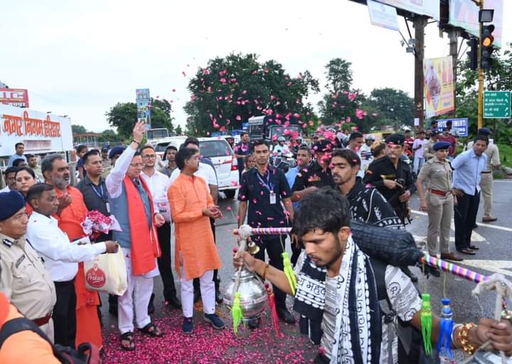 Haridwar Kanwar: सीएम धामी ने कांवड़ियों ऊपर बरसाए फूल, उत्तराखंड आने पर वेलकम