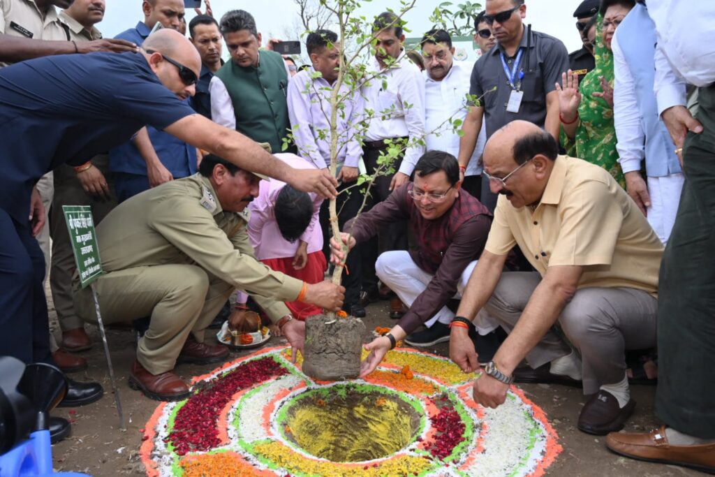 Pushkar Dhami: हरेला पर सीएम ने महाराणा प्रताप स्पोर्ट्स स्टेडियम में लगाया पौधा