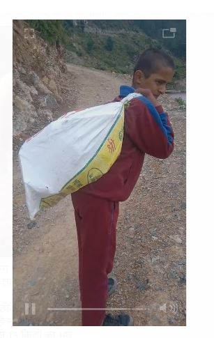 Uttarakhand Education: बच्चे से पीठ पर लदवाकर स्कूल मंगवाई जा रही किताबें, इतना बुरा हाल