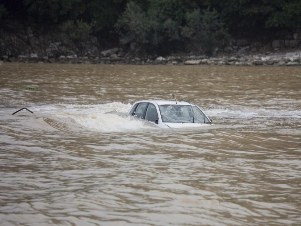 Haldwani Car: बरसाती नाले को पार कर रही कार पानी में बही, चालक ने कूदकर बचाई जान