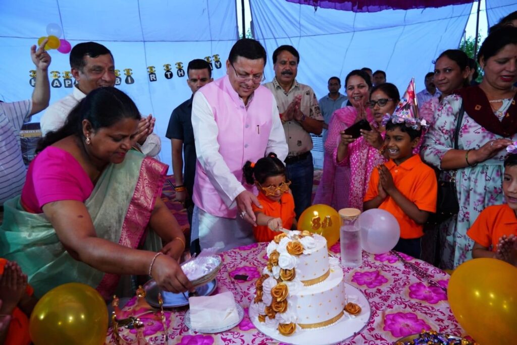Pushkar Dhami Birthday: सीएम पुष्कर धामी ने बच्चों के साथ मनाया जन्मदिन, गिफ्ट दिए