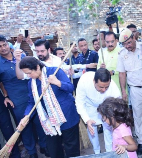 Uttarakhand's Rajya Sabha MP Anil Baluni took part in the cleaning campaign