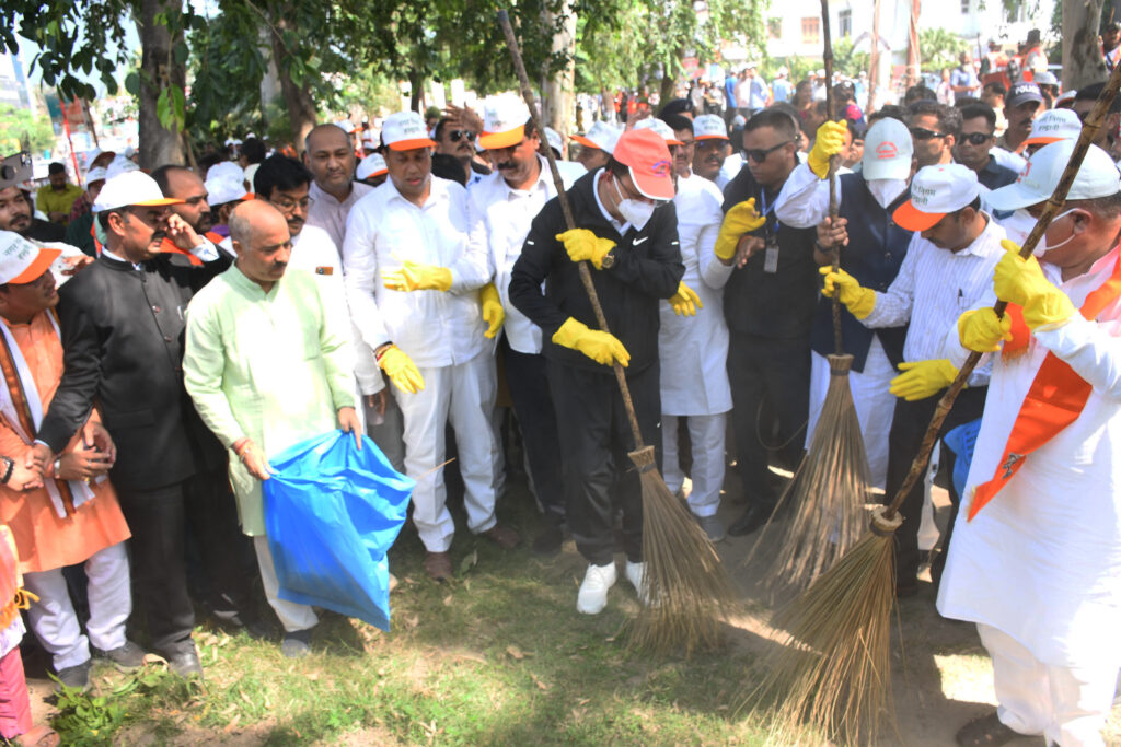 Pushkar Dhami: स्वच्छता पखवाड़े के तहत सीएम पुष्कर धामी ने लगाई झाड़ू