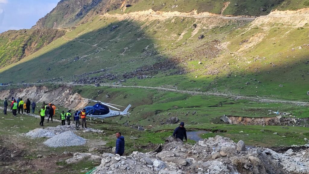 केदारनाथ यात्रा पर हेलिकॉप्टर की इमरजेंसी लैंडिंग, हेलीकॉप्टर सवार सभी 6 यात्री सुरक्षित