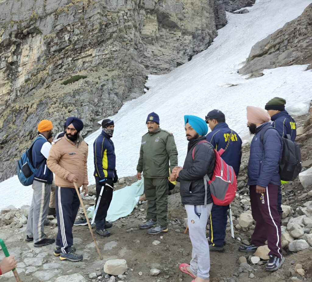 Hemkud Sahib Yatra: हेमकुंड साहिब यात्रा का बर्फीला रोमांच, कठिन है डगर, चल चला चल