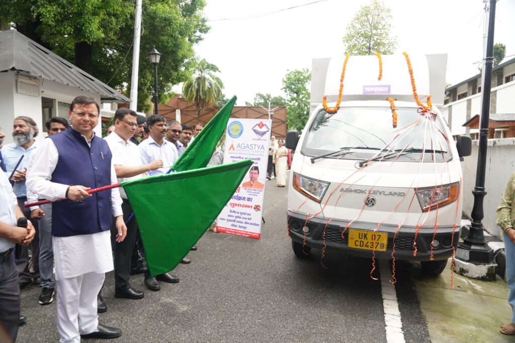Pushkar Dhami: सीएम पुष्कर सिंह धामी ने 4 मोबाइल सांइस लैब को दिखाई हरी झंडी