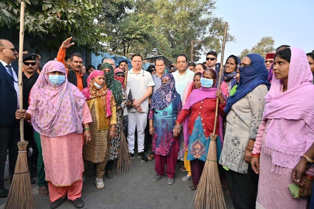 सीएम पुष्कर सिंह धामी ने देहरादून में स्वच्छता अभियान में लिया हिस्सा