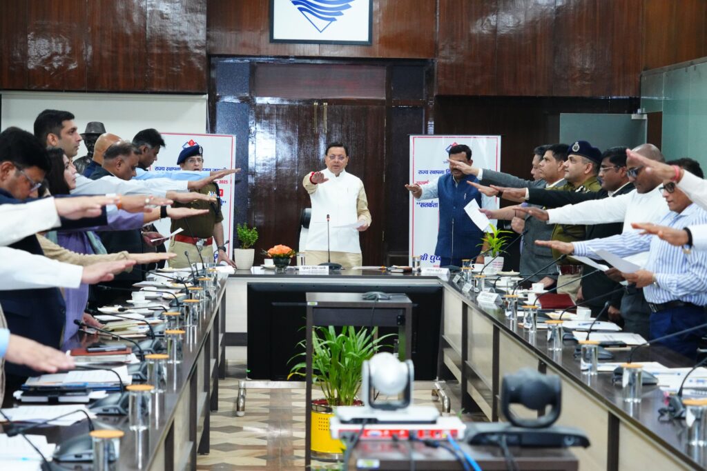 CM Dhami administering integrity pledge to officers
