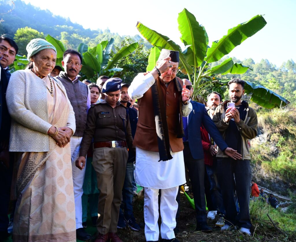 सीएम धामी ने अपने पैतृक गांव की मिट्टी को किया नमन