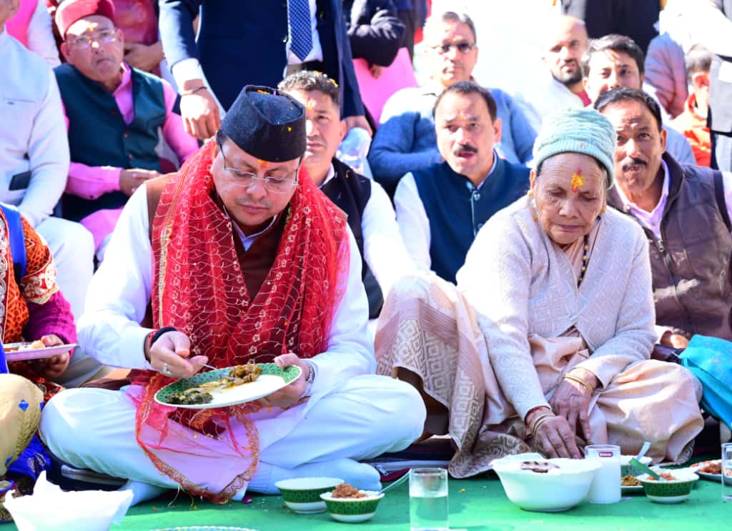 अपने गांव में भोजन करते सीएम पुष्कर सिंह धामी
