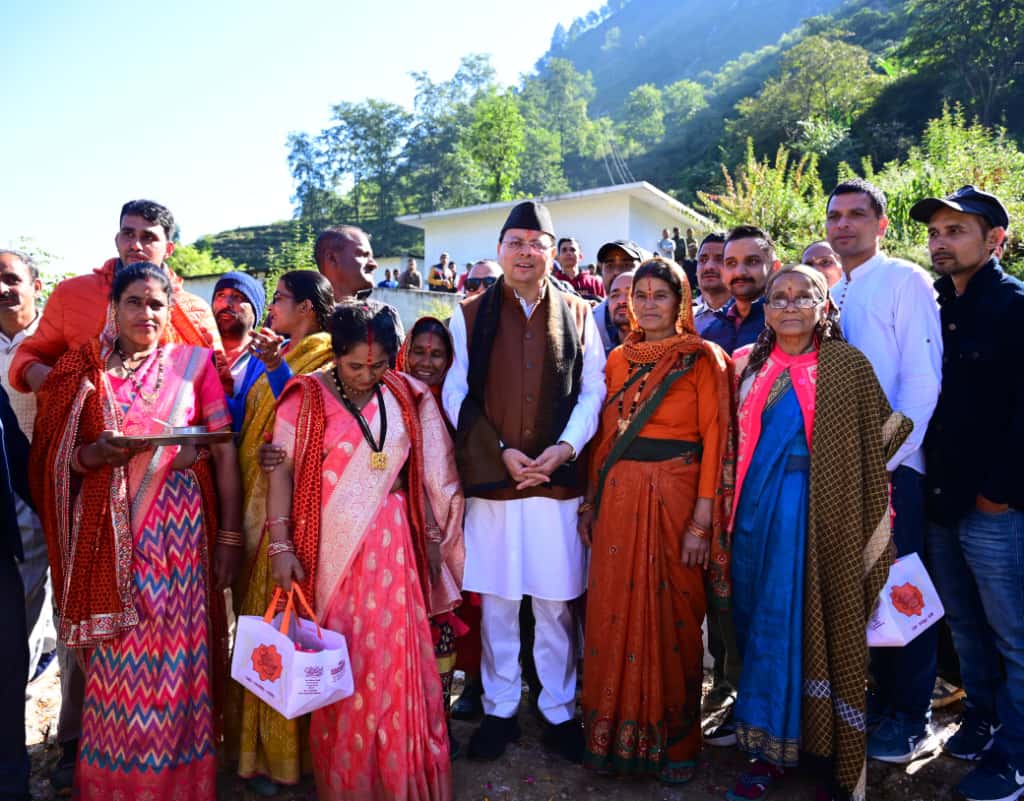 अपने पैतृक गांव पहुंचे सीएम पुष्कर सिंह धामी