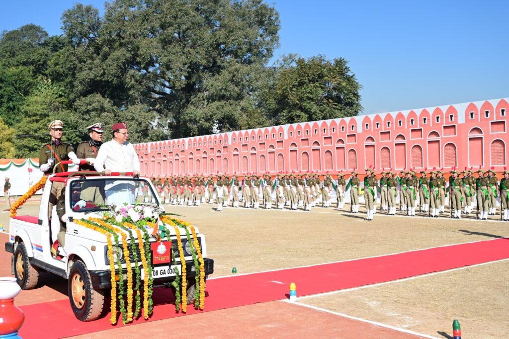 मुख्यमंत्री पुष्कर सिंह धामी देहरादून में होमगार्ड्स स्थापना दिवस पर रैतिक परेड का निरीक्षण करते हुए