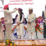 राज्यपाल गुरमीत सिंह दीक्षांत समारोह में डिग्री देते हुए