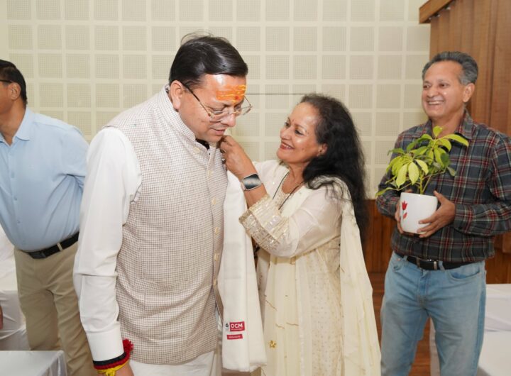 मुख्य सेवक सदन में सीएम पुष्कर धामी ने सुनी जनता की समस्याएं