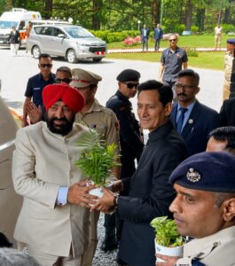 राज्यपाल ले.ज. गुरमीत सिंह (रि) का नैनीताल दौरा, अधिकारियों ने लोकभवन में किया स्वागत