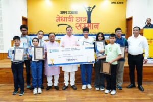 सीएम पुष्कर सिंह धामी ने मेधावी छात्र-छात्राओं को किया सम्मानित