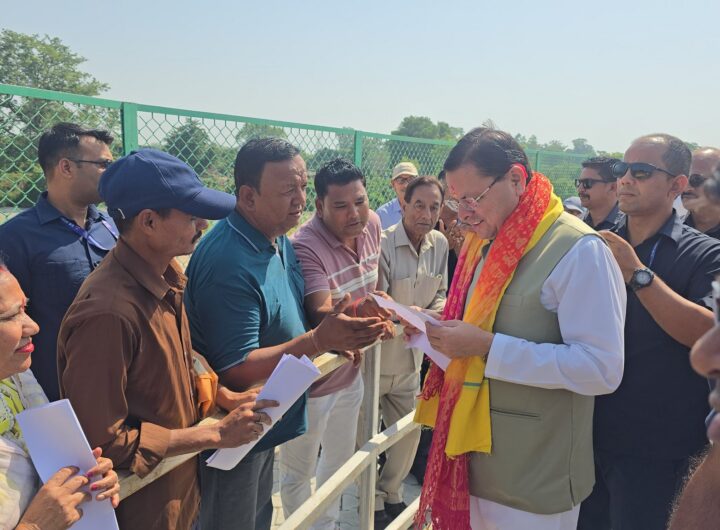 लोहियाहेड हेलीपैड पर सीएम धामी का जनता संवाद, अधिकारियों को तुरंत समाधान के निर्देश