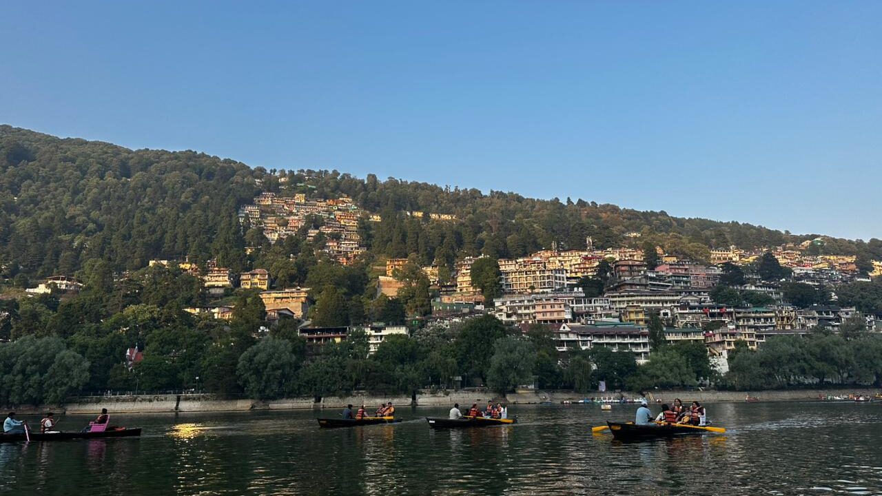मैदानों में तेज गर्मी का असर, ठंडक की तलाश में नैनीताल पहुंचे सैलानी…वीकेंड पर बढ़ी भारी भीड़