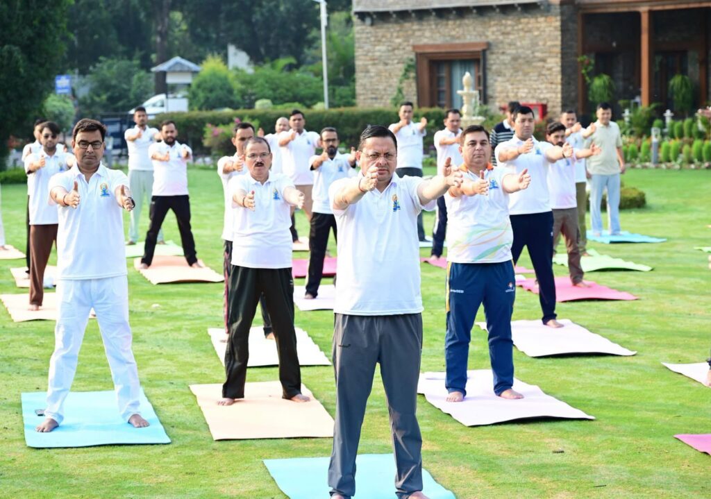 अंतरराष्ट्रीय योग दिवस से पहले सीएम धामी का योगाभ्यास