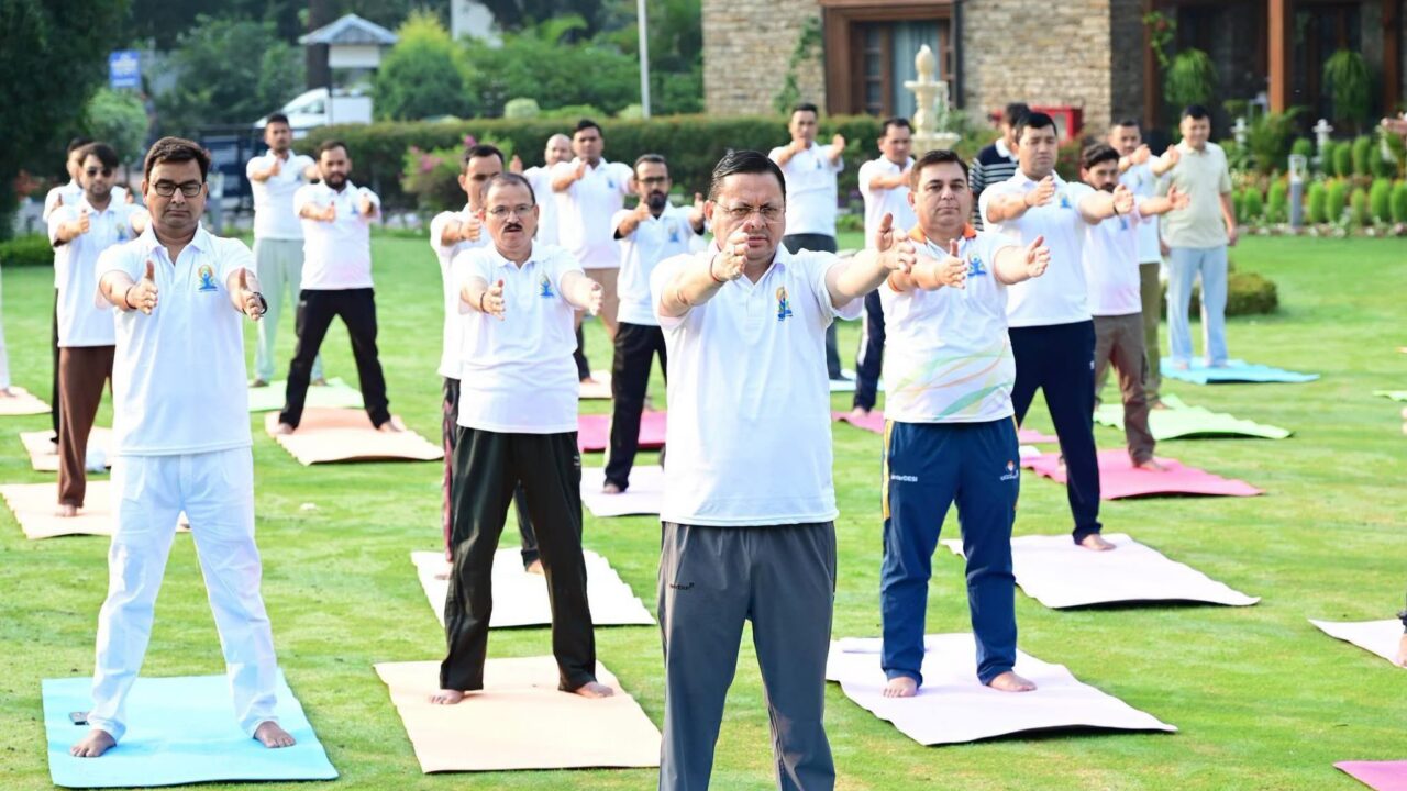 अंतरराष्ट्रीय योग दिवस से पहले सीएम धामी का योगाभ्यास