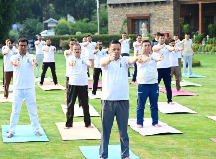 अंतरराष्ट्रीय योग दिवस से पहले सीएम धामी का योगाभ्यास