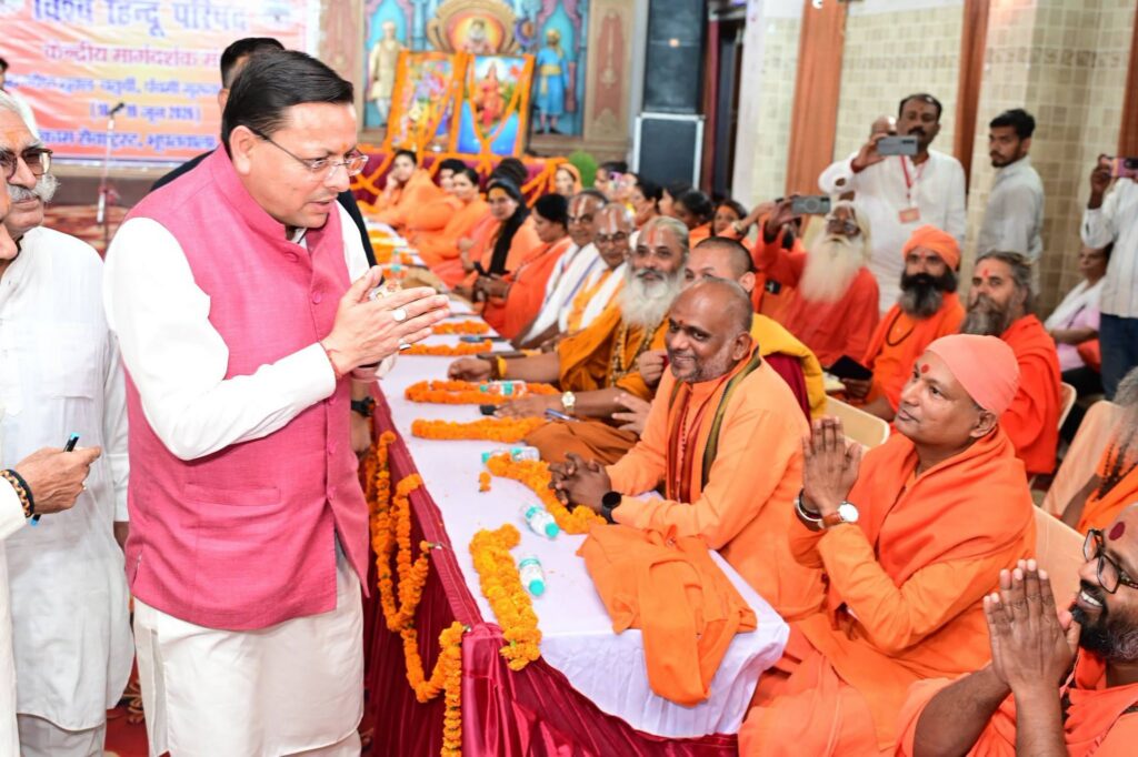 हरिद्वार में संतों से मिले मुख्यमंत्री पुष्कर सिंह धामी
