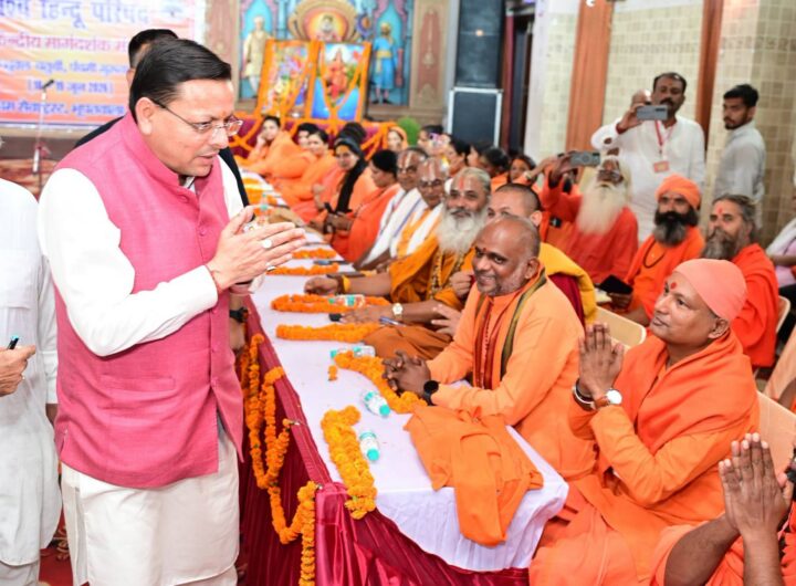 हरिद्वार में संतों से मिले मुख्यमंत्री पुष्कर सिंह धामी