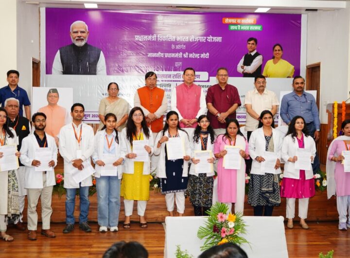 विकसित भारत रोजगार योजना कार्यक्रम में लाभार्थियों को सम्मानित करते मुख्यमंत्री धामी