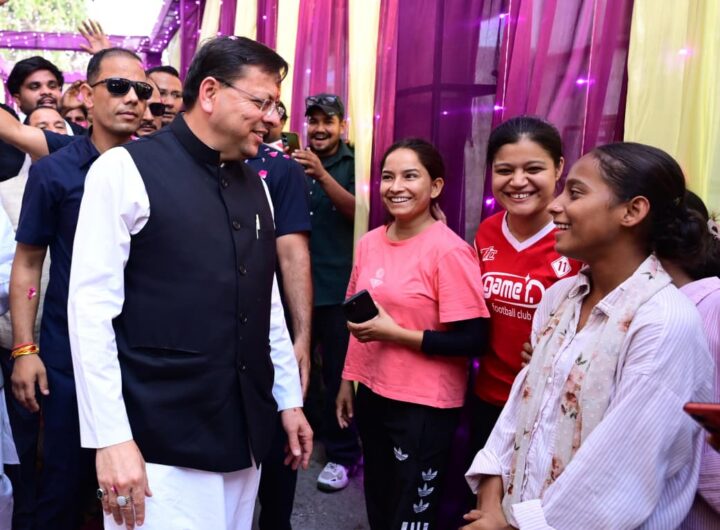 टनकपुर में युवा संवाद कार्यक्रम के दौरान युवाओं से संवाद करते मुख्यमंत्री पुष्कर सिंह धामी