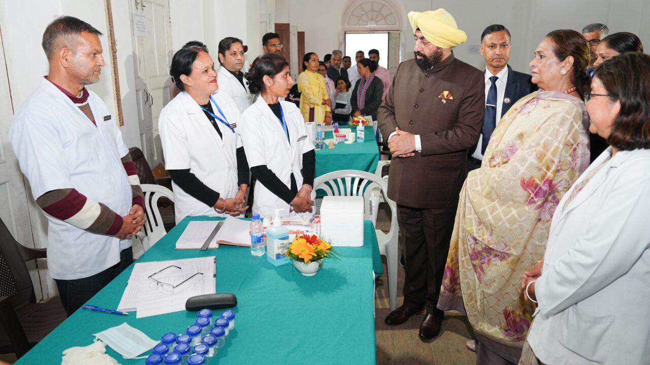लोक भवन नैनीताल में राज्यपाल गुरमीत सिंह ने स्वास्थ्य शिविर का किया निरीक्षण