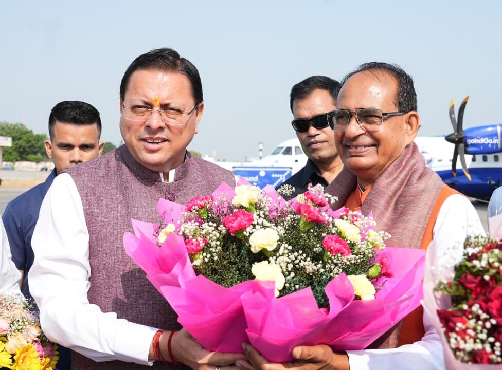 पंतनगर एयरपोर्ट पर केंद्रीय मंत्री शिवराज सिंह चौहान का मुख्यमंत्री धामी ने किया स्वागत